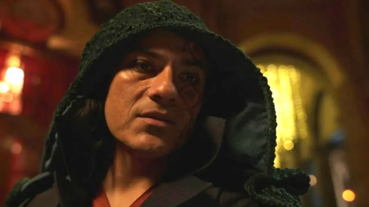 Monkey D. Dragon faisant sa première apparition à Logue Town dans la série One Piece