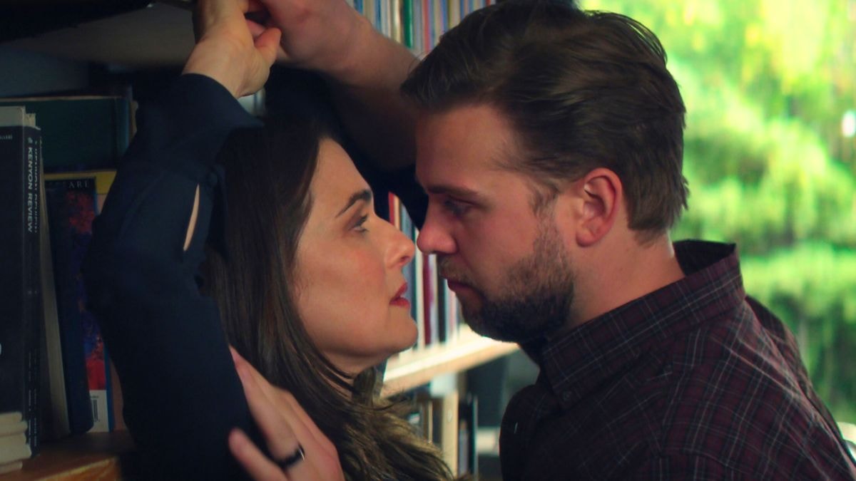 Rachel Weisz et Leo Woodall ans la série Netflix Le Délicieux Professeur V