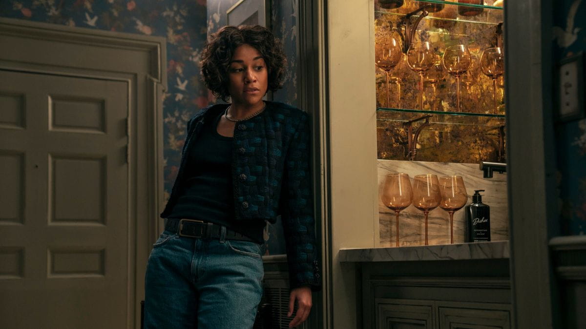 Lucy (Ariana DeBose) dans la série Scarpetta.